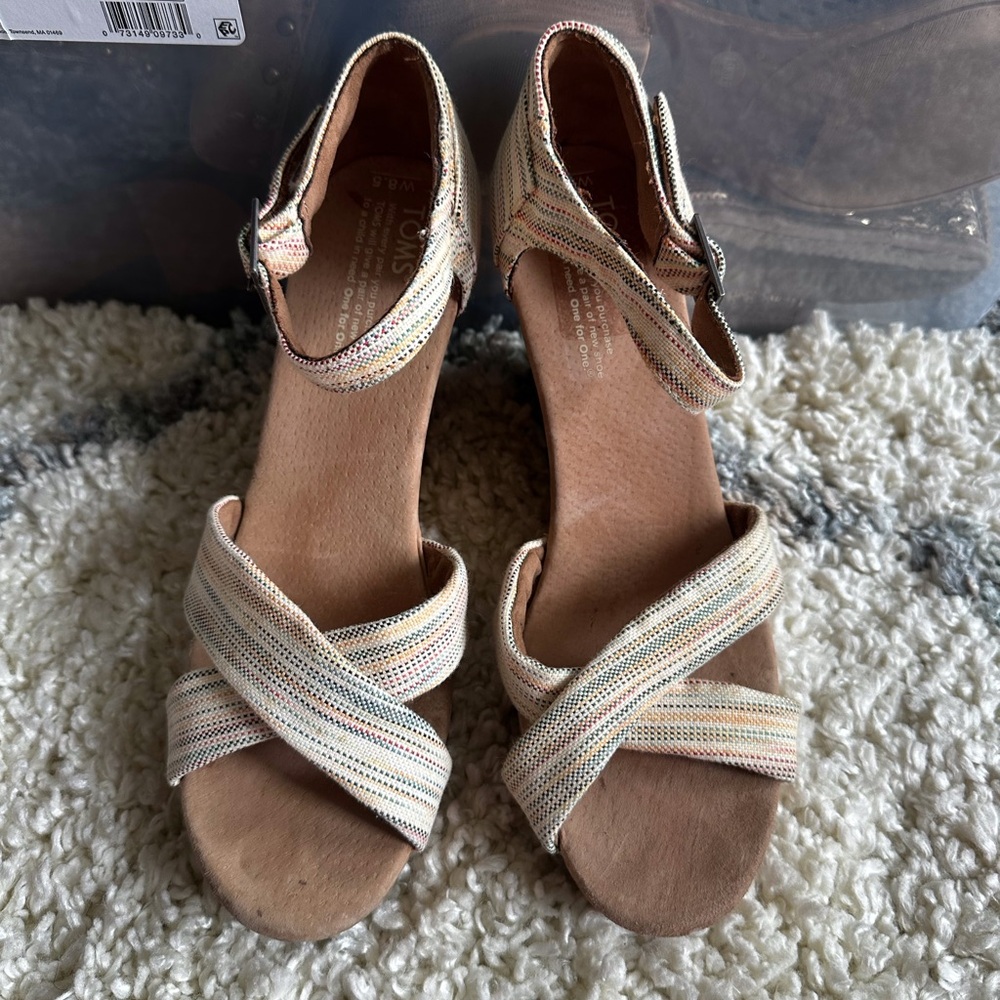 Tom’s Multicolored Stripped Cork Wedge Size W8.5 Great Condition